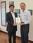 Mr. Shi Huifang (left), Mayor of Cixi City, presents a souvenir to Prof. Fok Tai-fai, Pro-Vice-Chancellor of CUHK